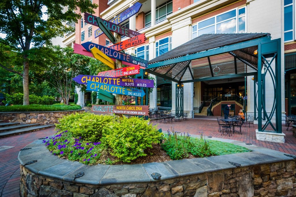 Richtingaanwijzers in centrum Charlotte, North Carolina