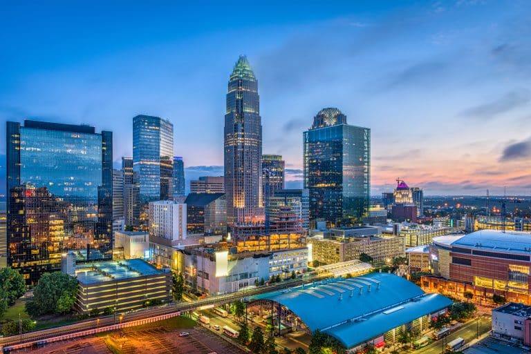 Skyline van Charlotte North Carolina in de avond