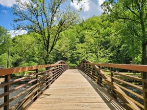 Houten brug in Cherokee, North Carolina tussen groene bomen