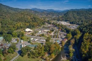 Overzicht van Cherokee met rivier en bossen, North Carolina