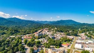 Luchtfoto van Cherokee stad en omgeving, North Carolina