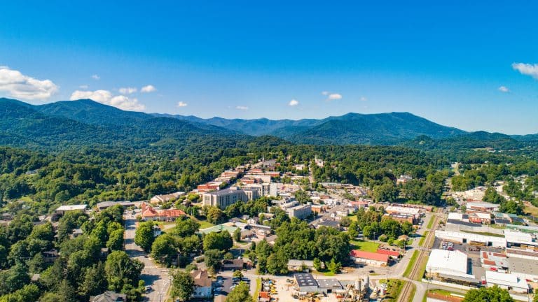 Luchtfoto van Cherokee stad en omgeving, North Carolina