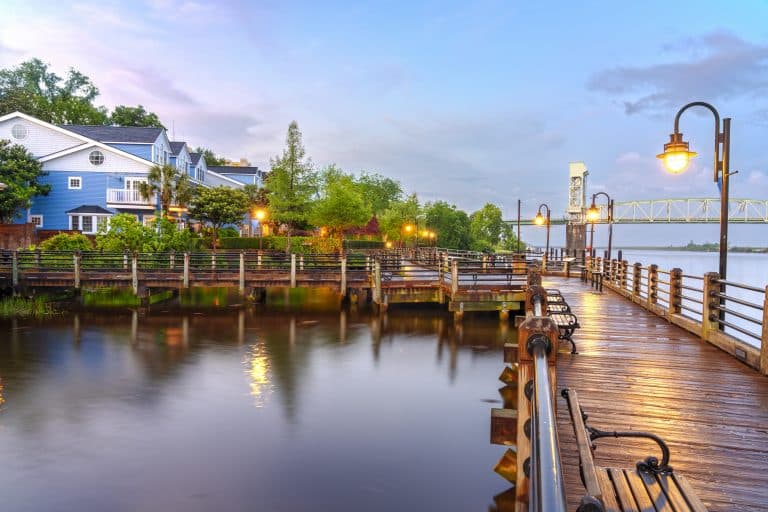 Verlichte rivierpromenade in Wilmington, North Carolina