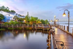 Rivierpromenade in Wilmington North Carolina bij avond