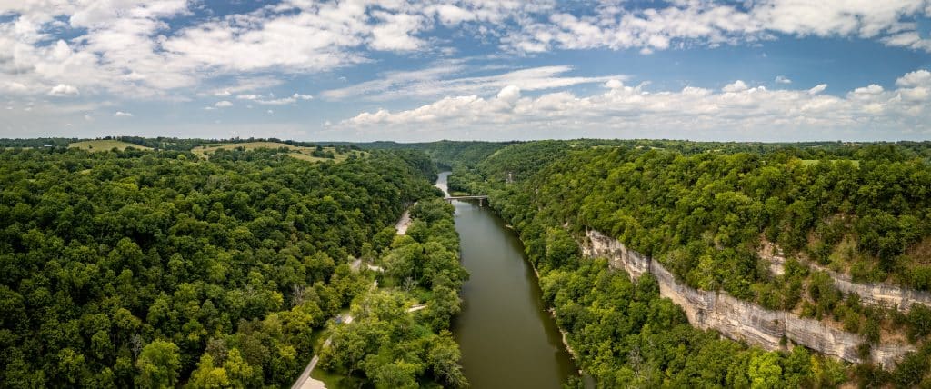 Rivier tussen groene heuvels in Lexington, Kentucky