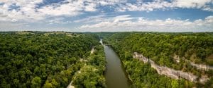 Rivier tussen groene heuvels in Lexington, Kentucky