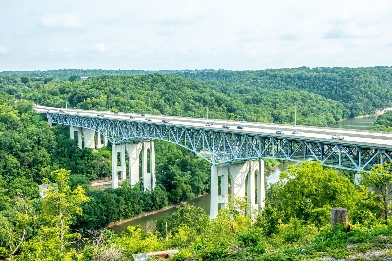 Snelwegbrug over rivier in Lexington, Kentucky