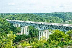 Snelwegbrug over rivier in Lexington, Kentucky