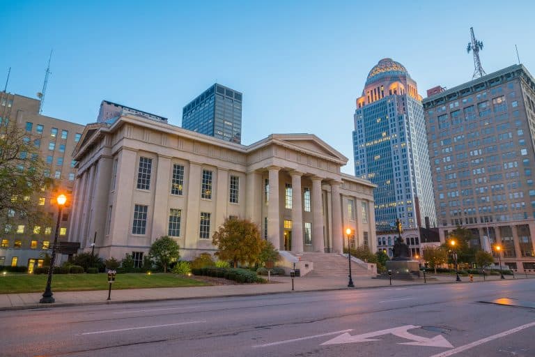 Gerechtsgebouw met zuilen in Louisville, Kentucky