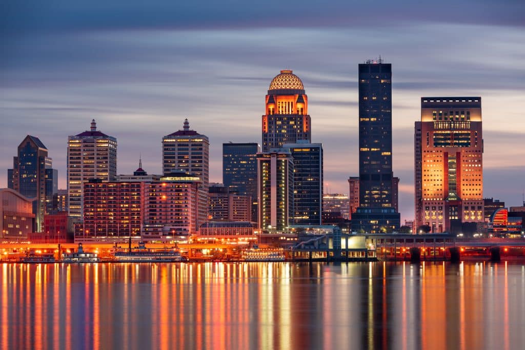 Skyline van Louisville bij zonsondergang, Kentucky