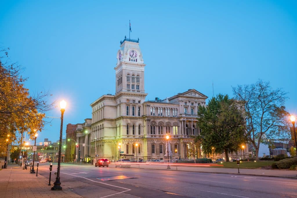 Stadhuis van Louisville in Kentucky met een opvallende klokkentoren