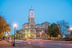 Stadhuis van Louisville in Kentucky met een opvallende klokkentoren