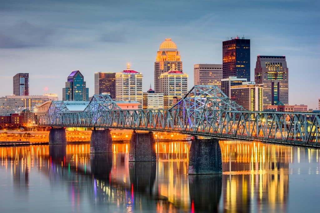 Brug en skyline bij avondlicht in Louisville, Kentucky