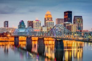 Brug en skyline bij avondlicht in Louisville, Kentucky