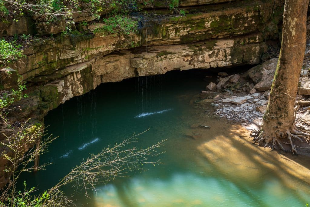 Grotopening met water in Mammoth Cave, Kentucky