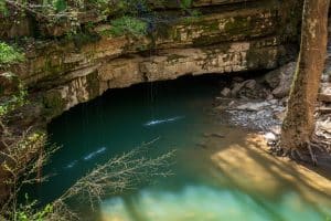 Grotopening met water in Mammoth Cave, Kentucky