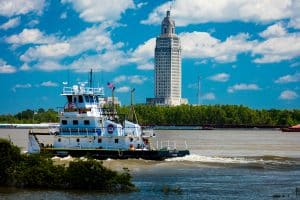 Capitoolgebouw en boot in Baton Rouge, Louisiana