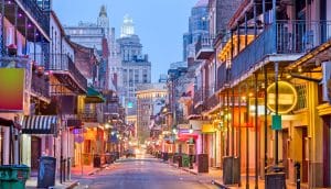 Bourbon Street bij avondlicht in New Orleans, Louisiana