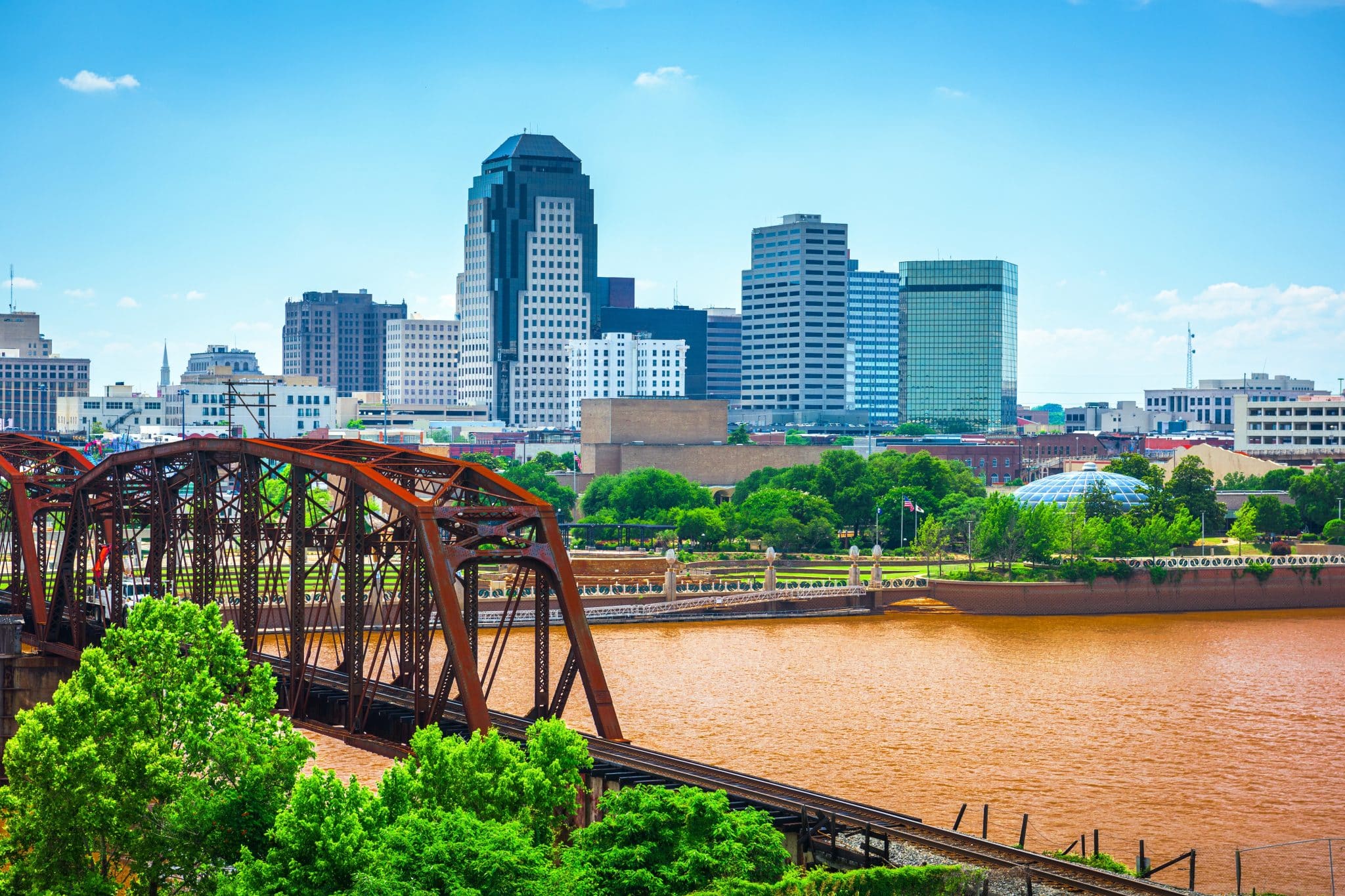 Skyline van Shreveport met rivier en spoorbrug in Louisiana