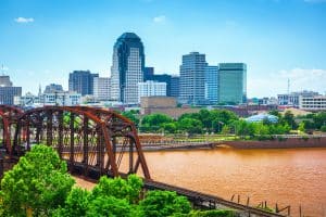 Skyline van Shreveport met rivier en spoorbrug in Louisiana