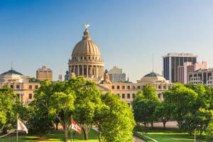 State Capitol van Mississippi met bomen op de voorgrond