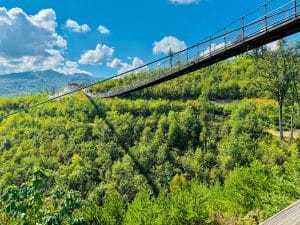 Hangbrug met uitzicht in Gatlinburg, Tennessee