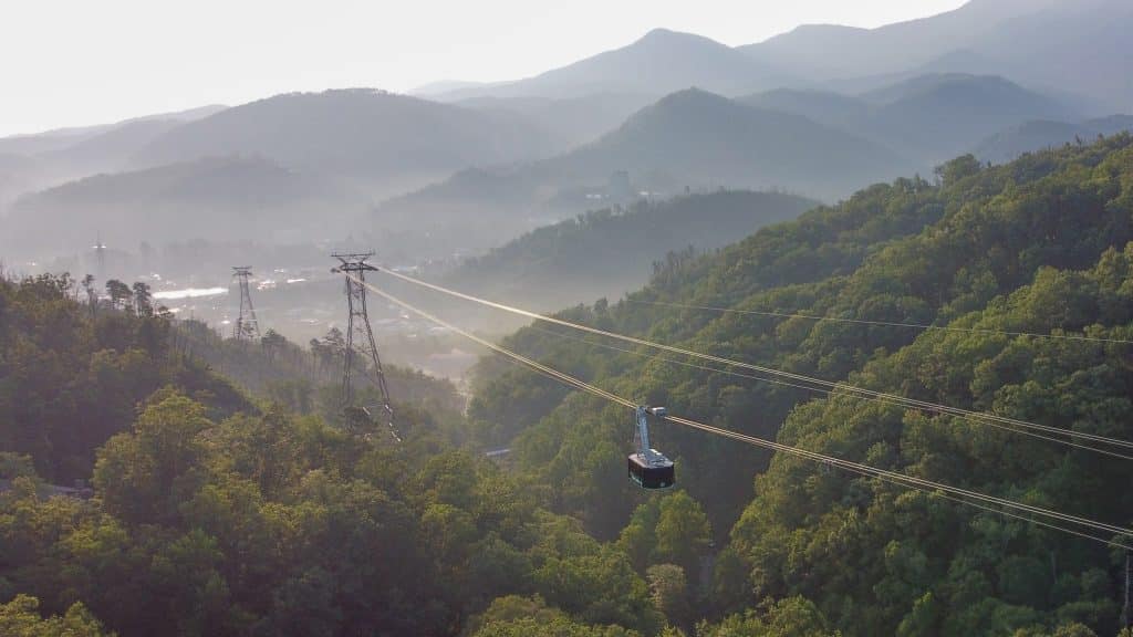 Kabelbaan over het bos in Gatlinburg, Tennessee