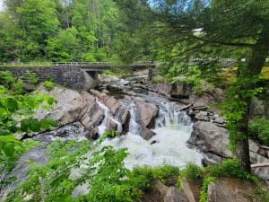 Rotsen en waterval in Gatlinburg, Tennessee