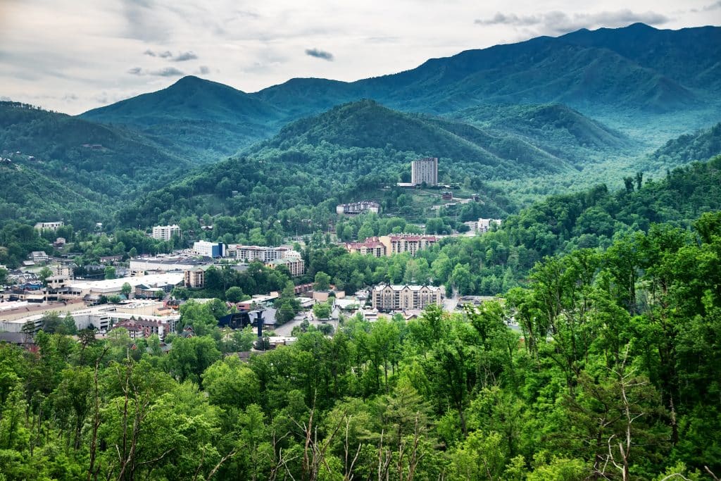 Uitzicht op Gatlinburg en de omliggende bergen