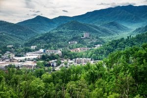 Uitzicht op Gatlinburg en de omliggende bergen