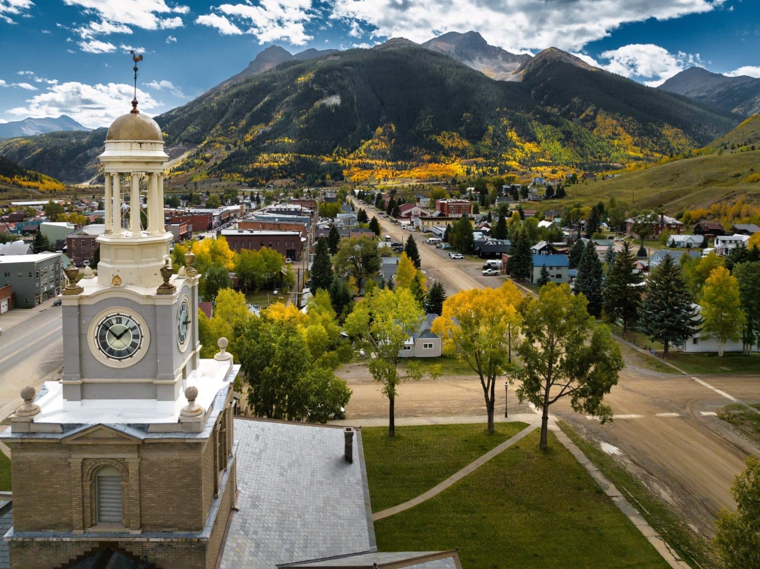 Uitzicht op Silverton Colorado met berg en kloktoren