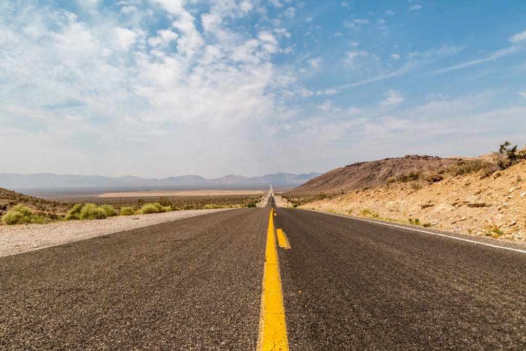 Rechte weg door de woestijn bij Beatty, Nevada