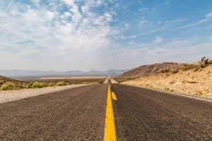 Rechte weg door de woestijn bij Beatty, Nevada
