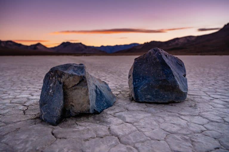 Stenen op droge vlakte bij zonsondergang in Beatty, Nevada
