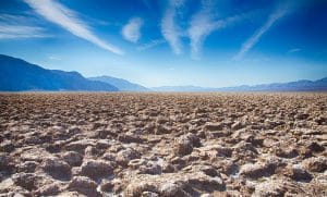 Zoutrotsen op bodem van vallei bij Beatty, Nevada