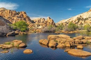 Barker Dam met water en rotsen in Joshua Tree National Park, California
