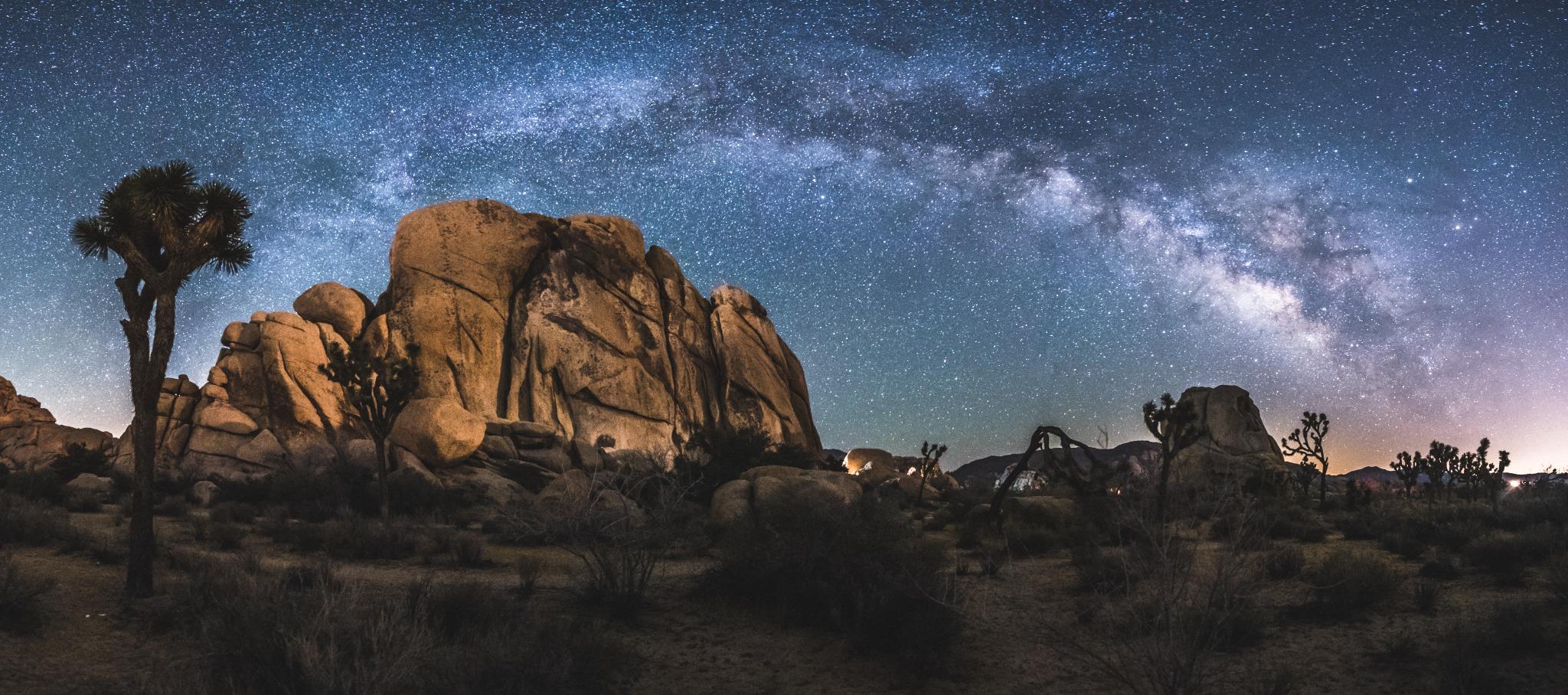 Sterrenhemel boven rotsen in Joshua Tree National Park, California