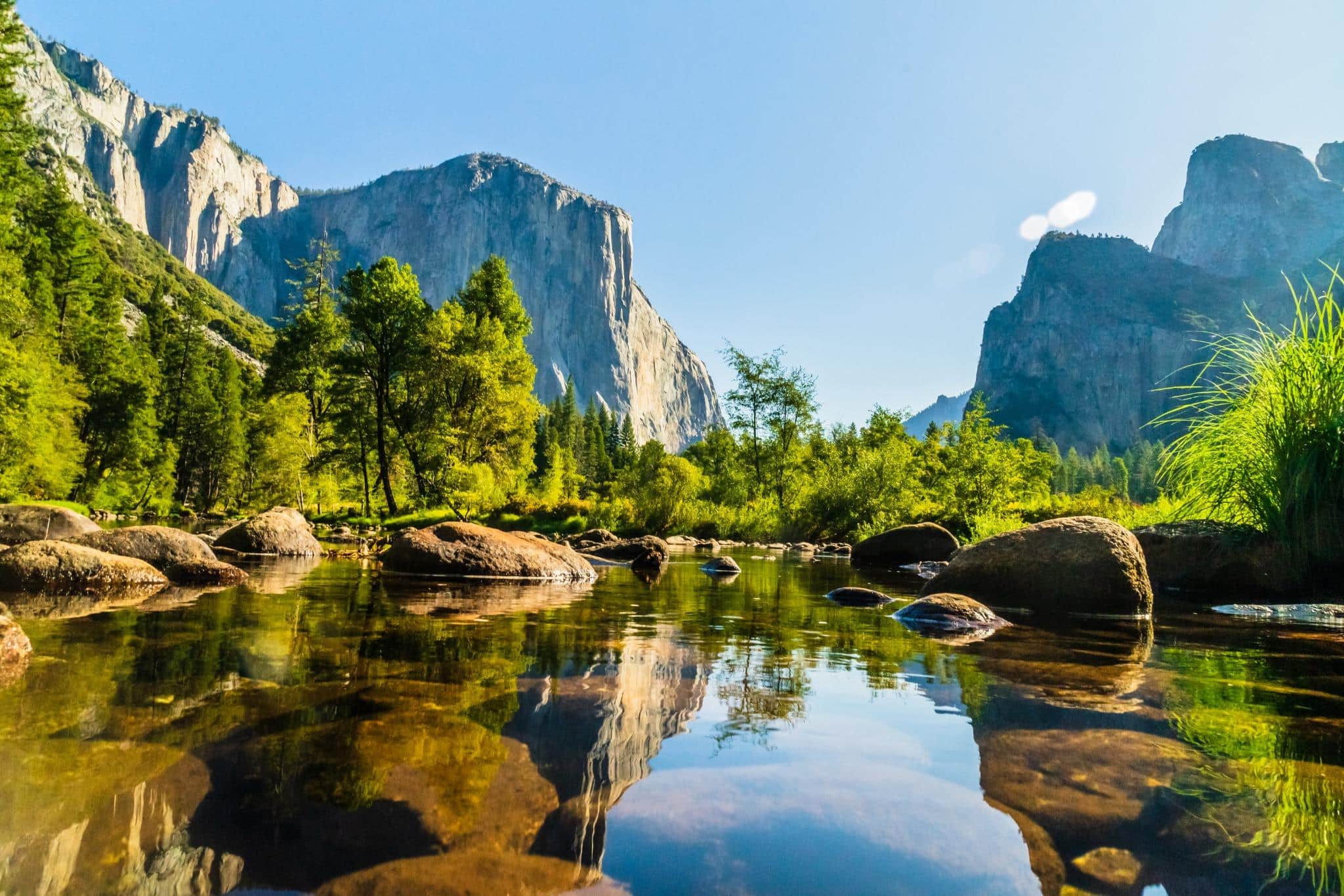 Yosemite vallei met rivier en El Capitan in Mariposa, California