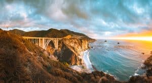 Bixby Creek Bridge bij zonsopkomst in Monterey, Californië