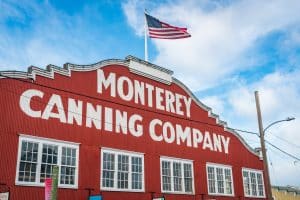 Rood gebouw van Monterey Canning Company in Californië