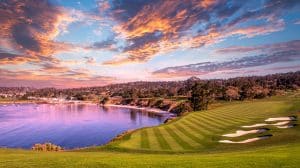 Golfbaan met uitzicht op baai in Monterey, Californië