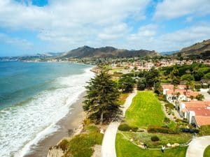 Kustlijn en woningen bij Pismo Beach, Californië