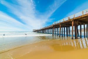 Pier en strand bij Pismo Beach, Californië