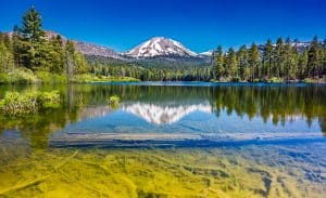 Meer met bergreflectie bij Redding, Californië