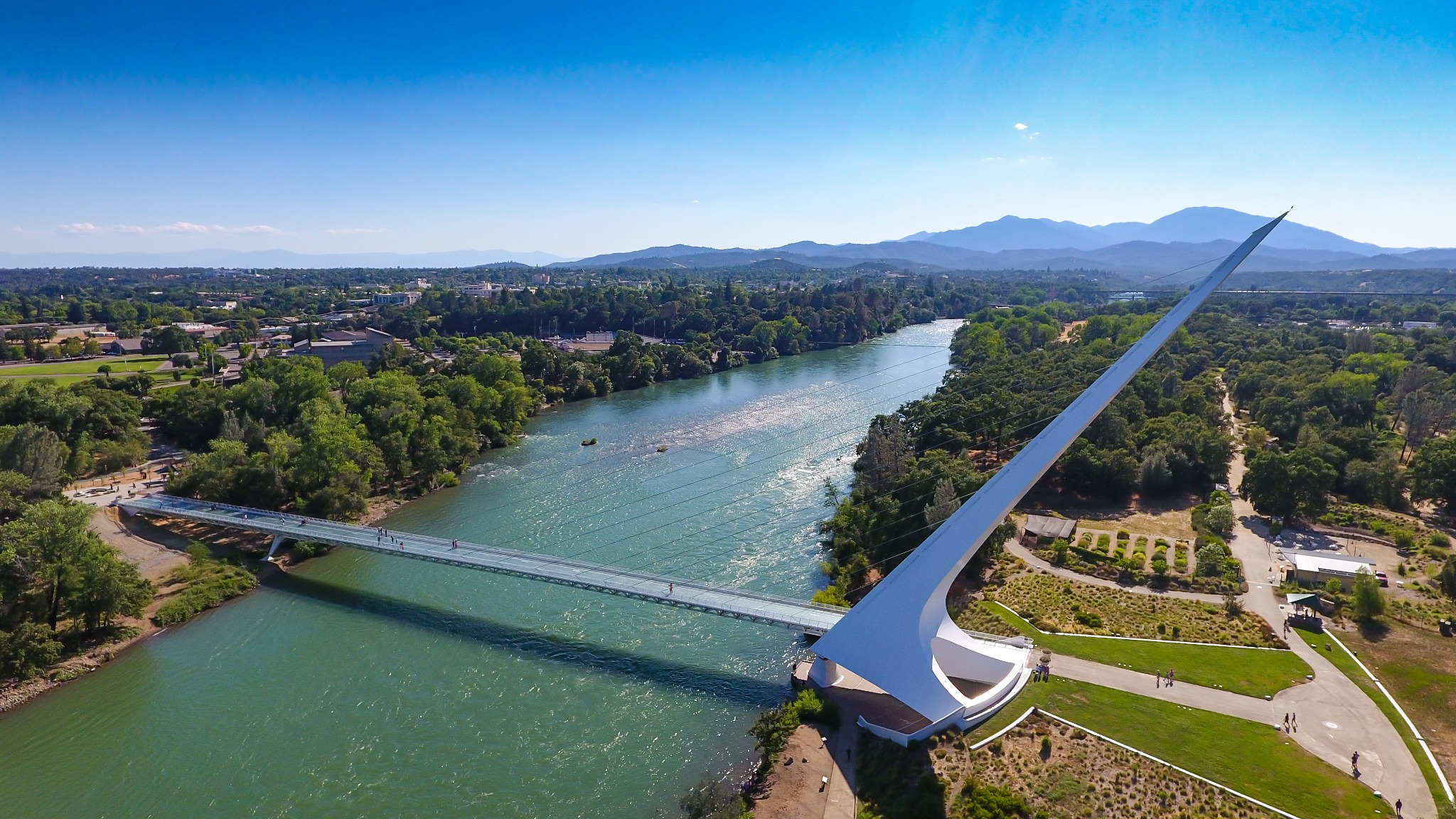 Sundial Bridge over rivier in Redding, Californië