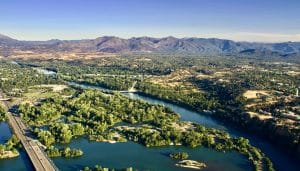 Uitzicht over Redding en de Sacramento River, Californië