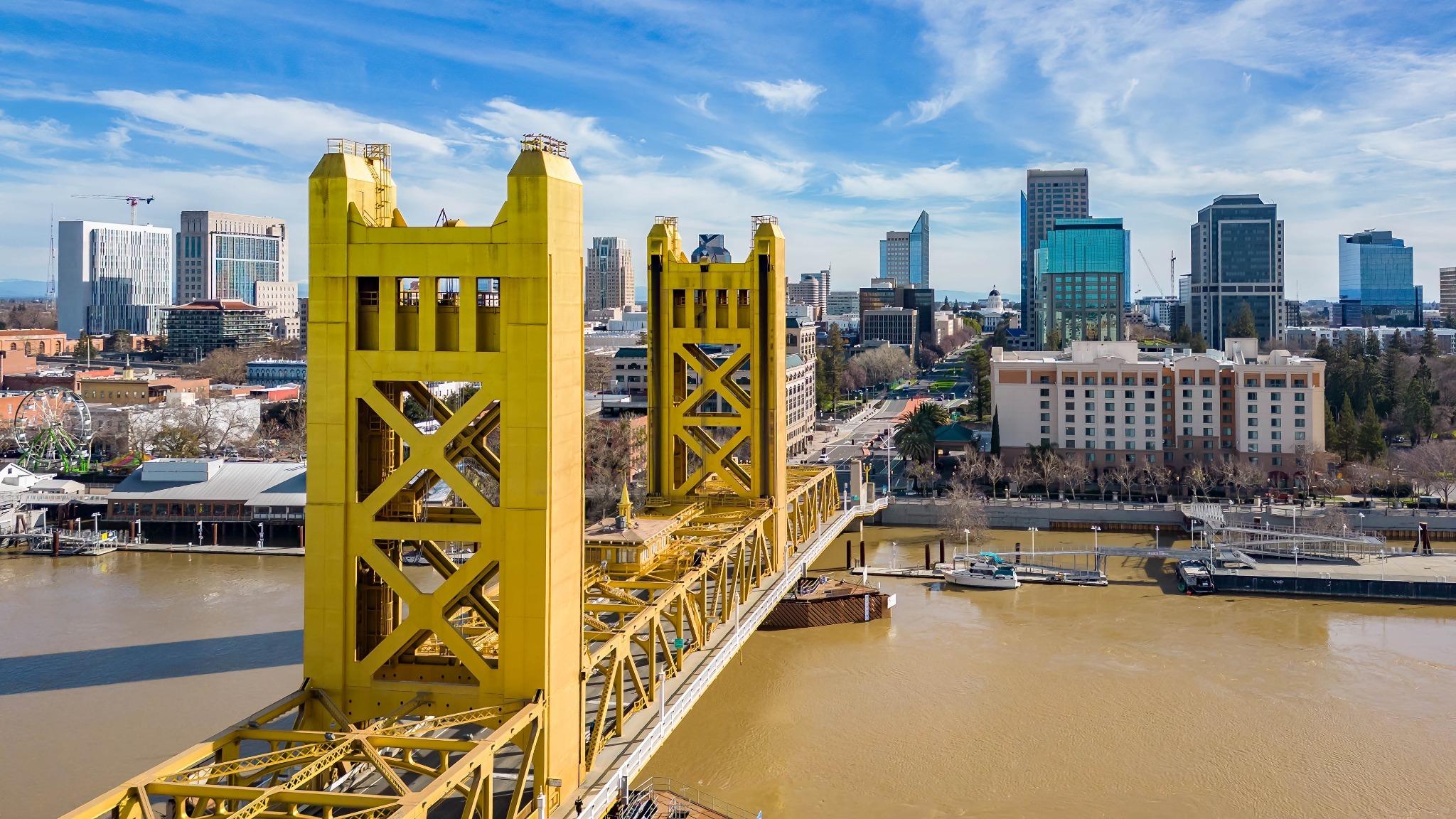Luchtfoto Tower Bridge en skyline van Sacramento