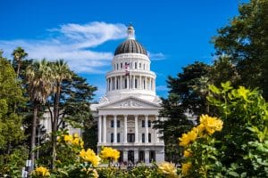 Capitool Sacramento gezien vanaf tuin met bloemen