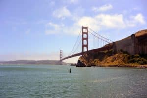 Golden Gate Bridge vanaf strand in San Francisco, California