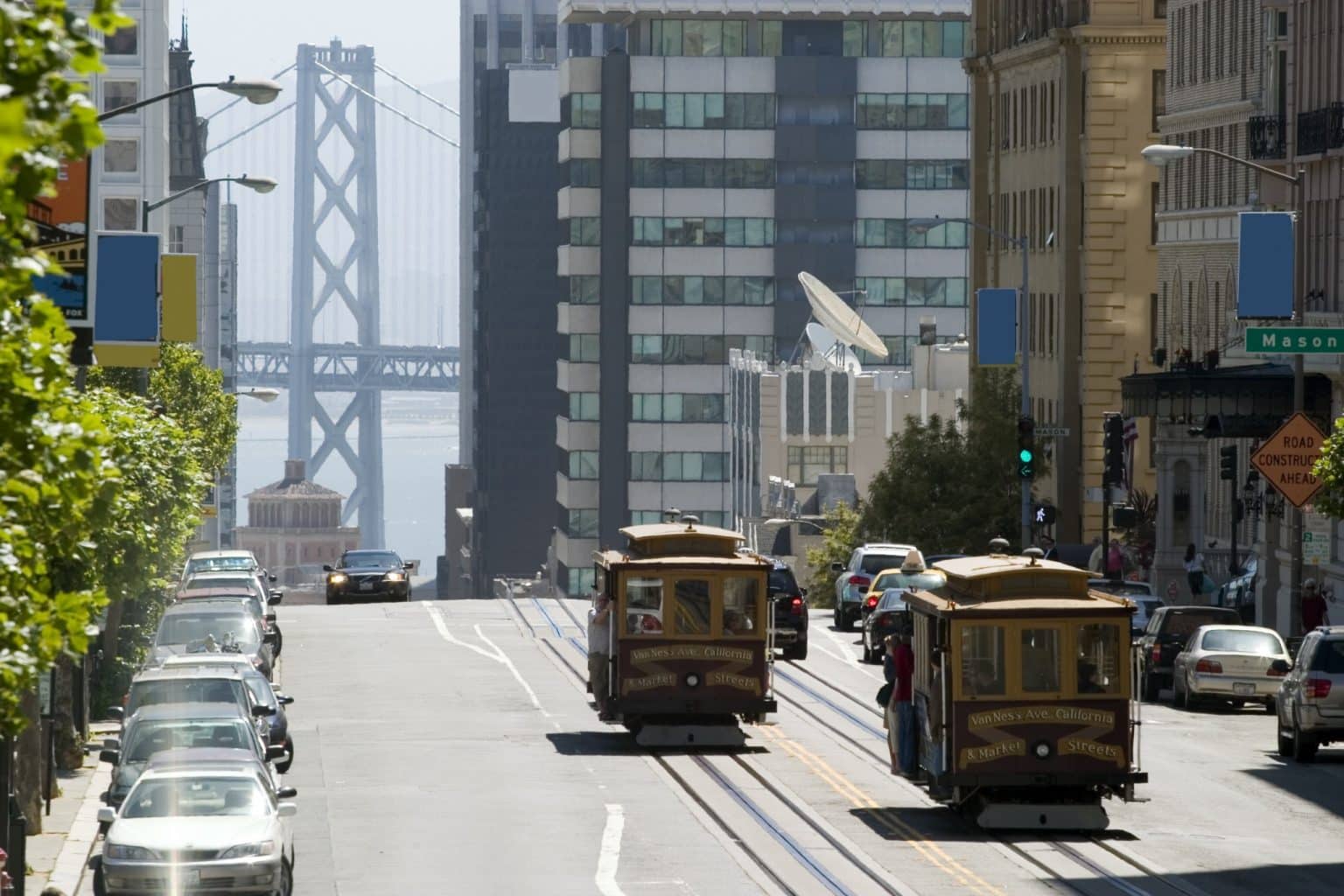 Cable cars en Bay Bridge in San Francisco, California
